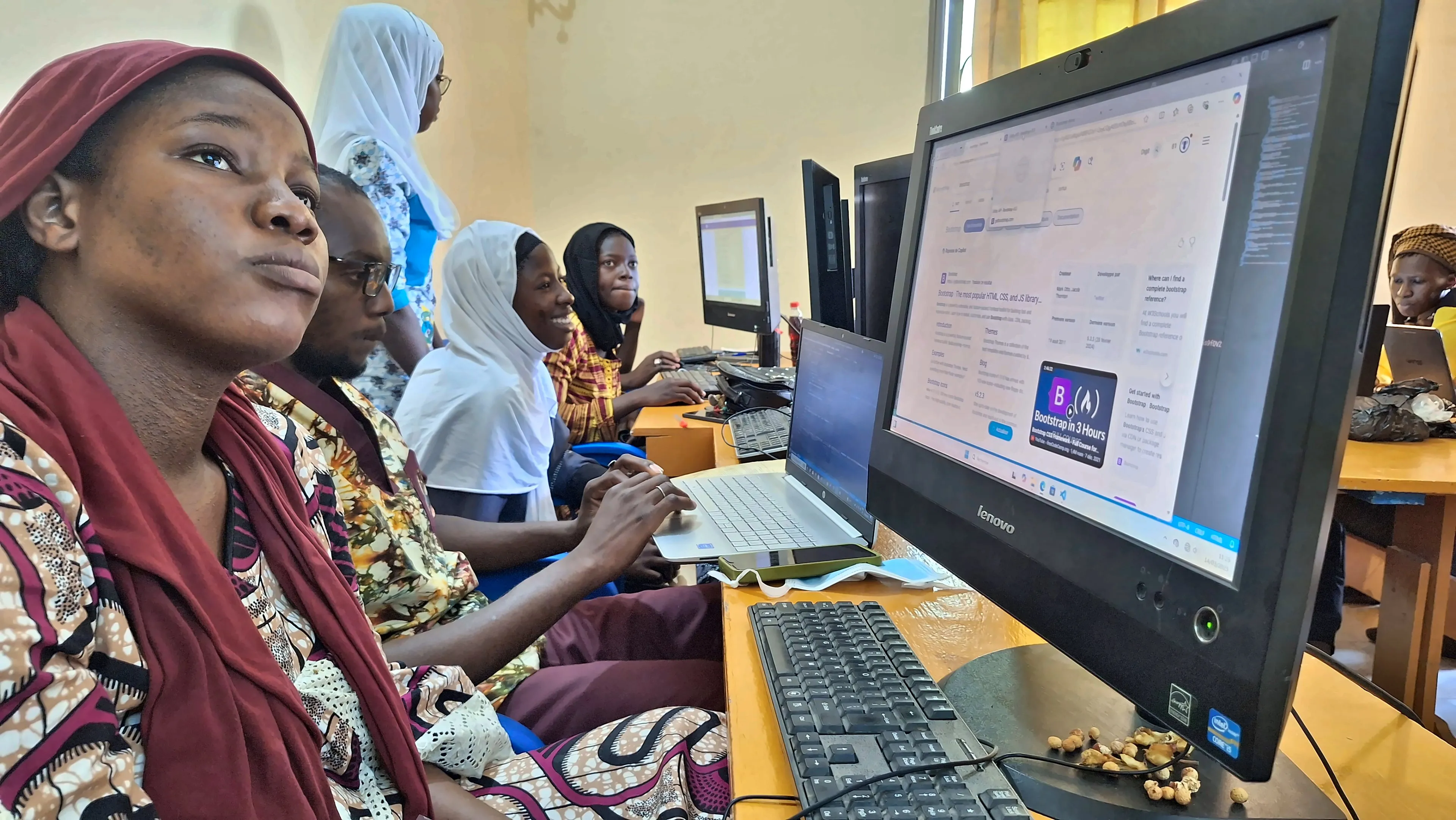 Apprenantes concentrées devant leurs postes de travail