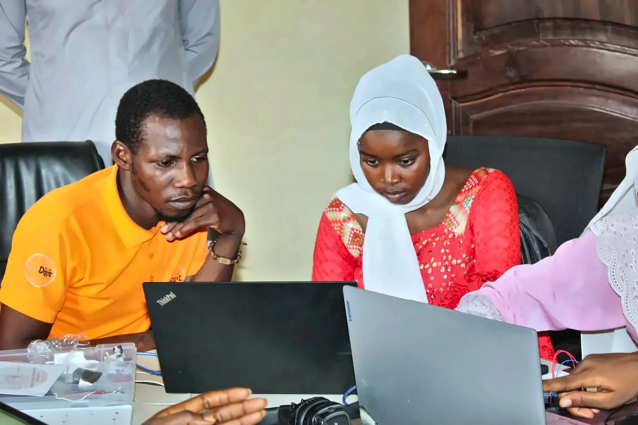 Un formateur DigitAfrika accompagne une apprenante sur son ordinateur portable
