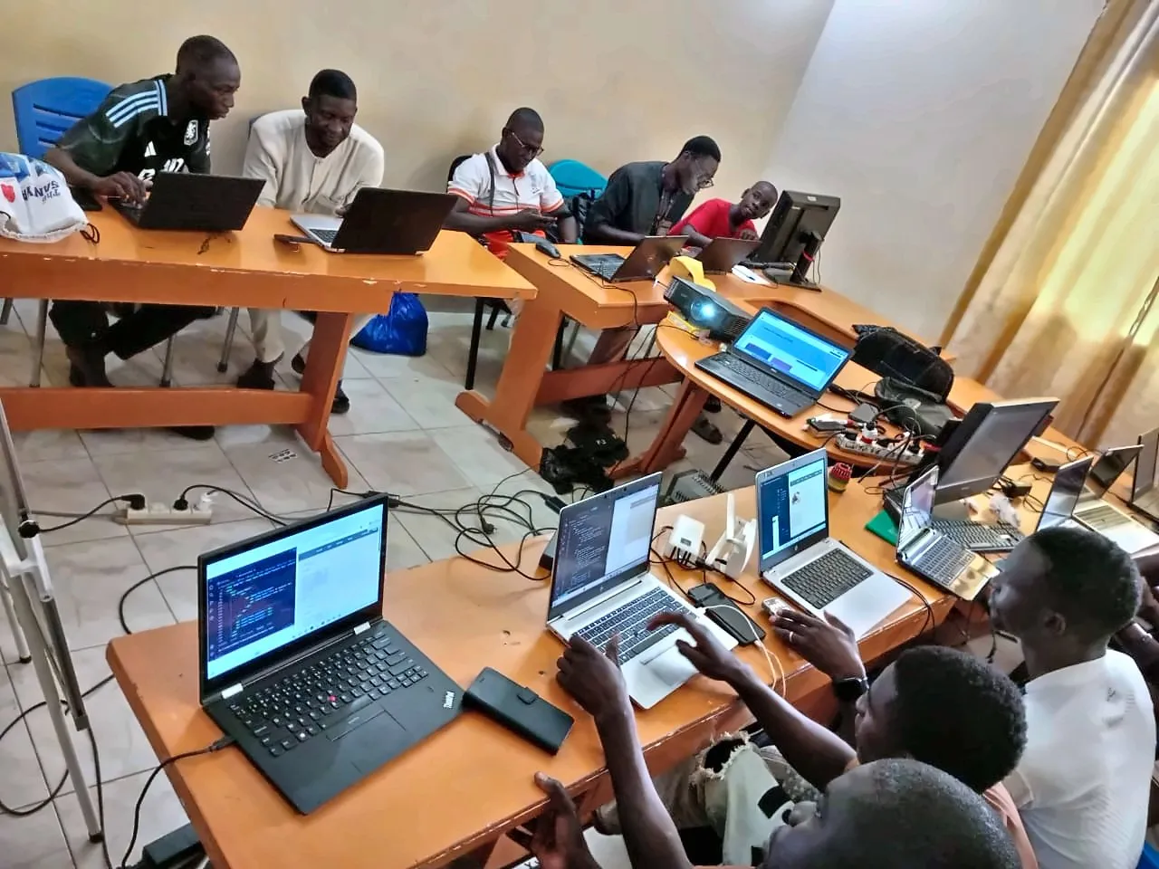 Apprenants au travail sur leurs ordinateurs dans la salle de formation